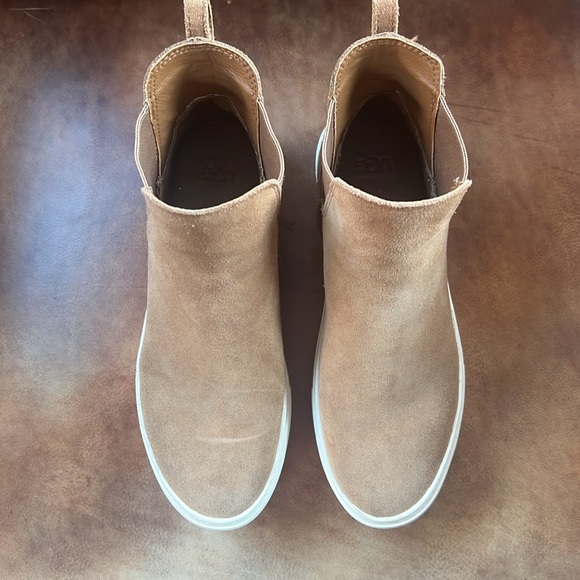 Ugg Mauna Suede Chelsea Ankle Boot - Picture 2 of 7